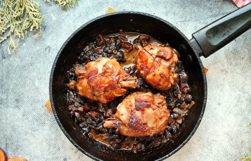 1. Этап. Курица Провансаль: Закройте сковороду крышкой, убавьте огонь до минимального и томите в течение 30-40 минут. Курица 