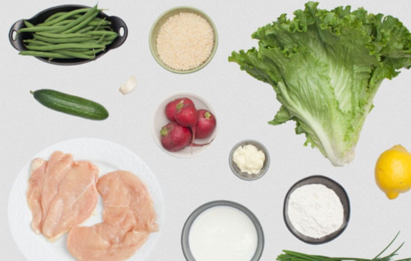 1. Этап. Салат с курицей: Подготовим все необходимые ингредиенты. Овощи промойте.