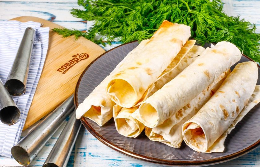 1. Этап. Трубочки из лаваша: Готовые трубочки из лаваша выложите на тарелку и начините их тем, чем посчитаете нужным. В любом случае блюдо можно сделать как сладким, начиняя их: взбитыми сливками, джемом, вареньем, так и несладким: паштет, салаты, колбасные нарезки.