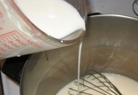 1. Этап. Кисель молочный: Как только молоко начнет закипать, добавляем саха и тщательно перемешиваем. Огонь убавляем до маленького и потихоньку вливаем молоко с крахмалом, постоянно помешивая в кастрюле венчиком.