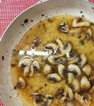 1. Этап. Ризотто из пасты с грибами: Залить стаканом бульона. Варить в открытой сковороде, постоянно помешивая и постепенно добавляя бульон 10 минут. Добавить тимьян.