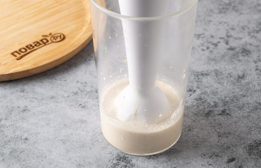 1. Этап. Соус из шпината: Измельчите кешью с чесноком, водой, лимонным соком, солью, чёрным молотым перцем и пищевыми дрожжами до однородной кремовой консистенции.