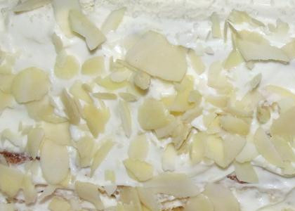 1. Этап. Торт Влюбленное сердце: Бока торта присыпаем миндальными хлопьями.