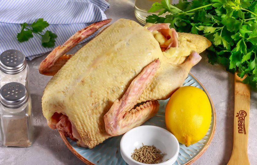 1. Этап. Утка с лимоном в духовке: Подготовьте указанные ингредиенты. Тушку утки промойте, обрежьте верхние фаланги крыльев, вырежьте копчиковую железу, шею. Просушите бумажными полотенцами. Лимон ошпарьте кипятком.