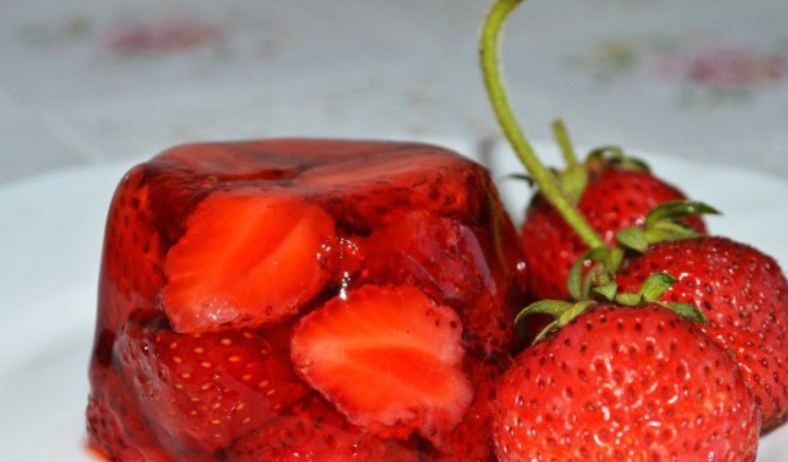 1. Этап. Клубничное желе из желатина: Чтобы извлечь желе из формы, опустите стакан в горячую воду на несколько секунд. Приятного аппетита!