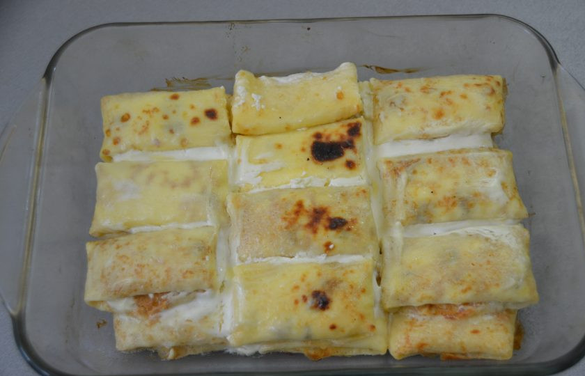 1. Этап. Налистники с творогом на крахмале: Запекайте налистники с творогом в духовке, разогретой до 180-200 градусов в течение 25-30 минут.