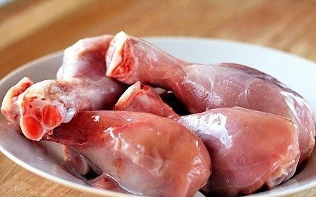 1. Этап. Курица в панировке в мультиварке: С ножек снимите кожу.