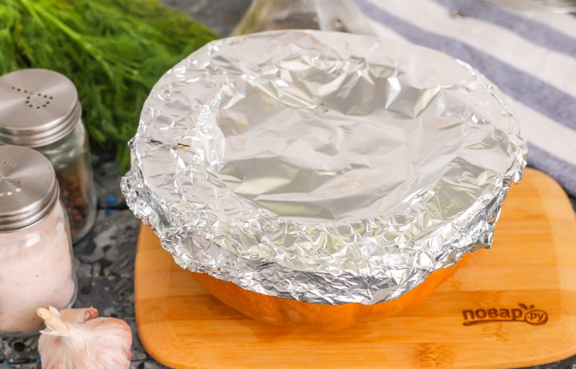 1. Этап. Плов в тыкве в духовке: Накройте сверху фольгой и поместите в форму, а затем – в разогретую до 220 градусов духовку на 1-1,2 часа.