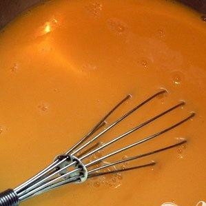 1. Этап. Салат из говядины с омлетом: 3. Для омлета венчиком взбиваем молоко, муку и яйца. Тесто немного подсаливаем.