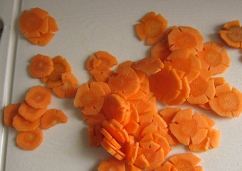 1. Этап. Суп из консервированного тунца: Кружками нарезать морковь, можно - полукольцами.