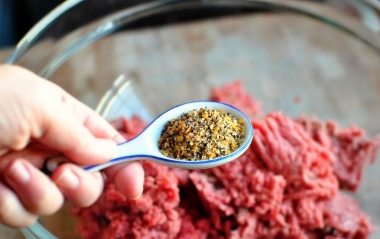 1. Этап. Котлеты для бургеров на сковороде: Положите фарш в большую миску, добавьте специи.