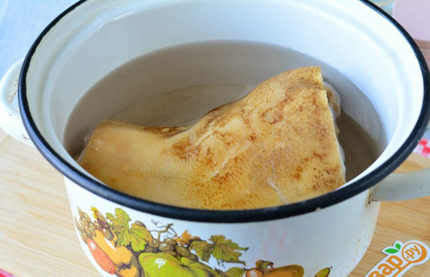 1. Этап. Отварная запеченная рулька в духовке: Свиную рульку промойте, выложите в кастрюлю и залейте холодной водой. Поставьте вариться на огонь.