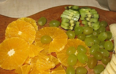 1. Этап. Желе с агар-агаром: Красиво нарезаем наши фрукты. Вы можете использовать абсолютно любые на ваше усмотрение.