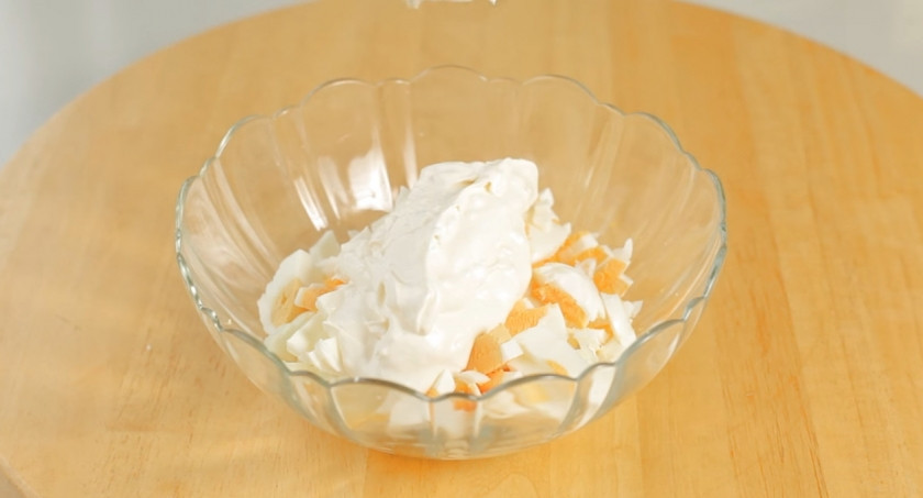 1. Этап. Лучший закусочный торт из крекеров и рыбной консервы: 3. Для первого слоя нарежьте вареные яйца, добавьте две столовые ложки заправки, все перемешайте.