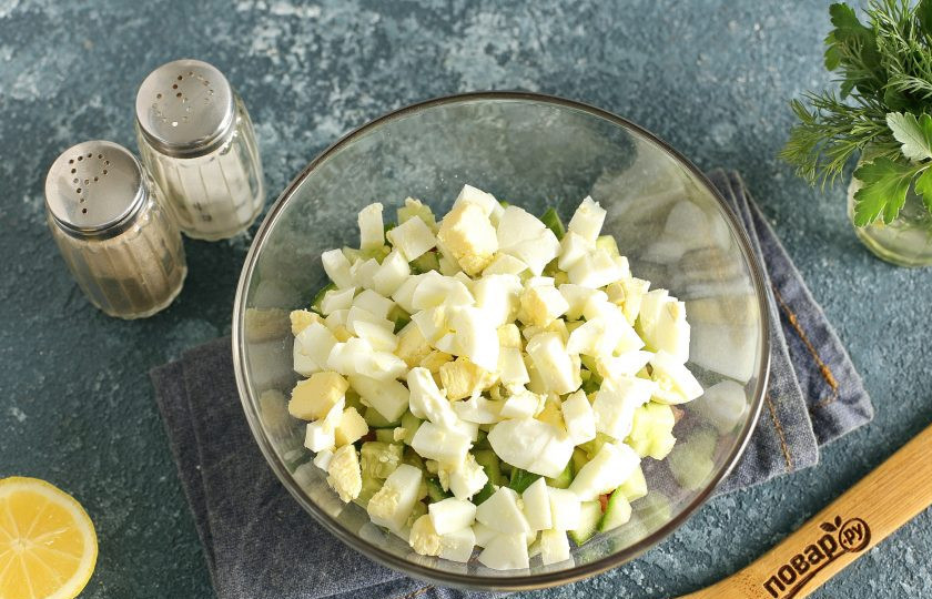 1. Этап. Салат с вяленой рыбой: Яйца очистите и нарежьте кубиками.