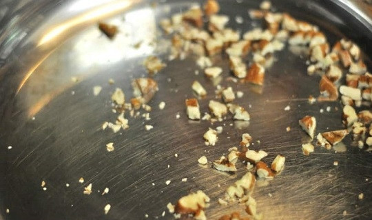 1. Этап. Закуска из огурца и цукини: 6. На сухой сковороде подсушите немного орешки.