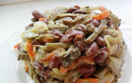 1. Этап. Салат с фасолью и печенью: Добавьте печень к остальным ингредиентам и заправьте салат майонезом, посолите по вкусу и тщательно перемешайте. Поставьте салат на несколько часов в холодильник и затем подавайте к столу.