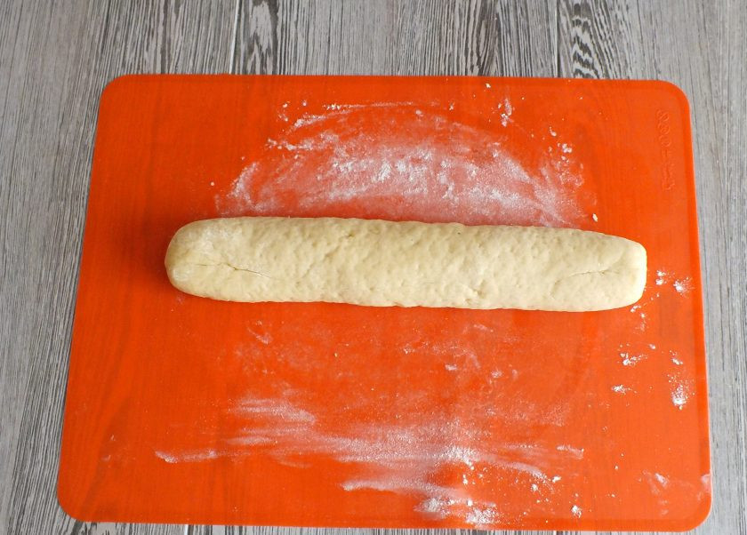 1. Этап. Печенье с ирисками: По истечении времени достаньте тесто из холодильника. Подпылите рабочую поверхность мукой. Скатайте валик.