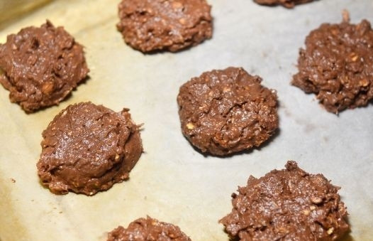 1. Этап. Печенье со злаками: 6. Противень застилаю пекарской бумагой, ложкой выкладываю тесто небольшими порциями в форме печенья.