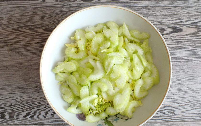1. Этап. Салат Белые ночи с ананасом и сельдереем: Нарежьте тонкими пластинками сельдерей. Добавьте в салатник.