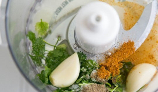 1. Этап. Шампиньоны на шпажках: В блендер положить все ингредиенты, кроме грибов и приготовить маринад.