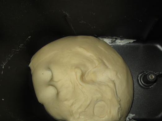 1. Этап. Бёреки: 1. Тесто я делаю в хлебопечке: добавляю туда муку, яйцо, водичку и соль. Выбирайте программу для замеса теста и ждите, пока не получите вот такую прелесть.