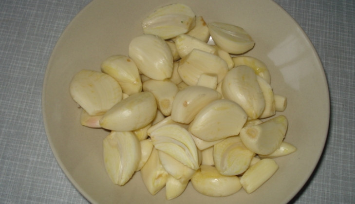 1. Этап. Закатка чеснока: Чеснок очищаем от шелухи и промываем под проточной водой.