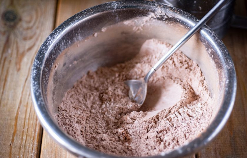 1. Этап. Пирог на кефире с творогом: Перемешайте эти ингредиенты ложкой.