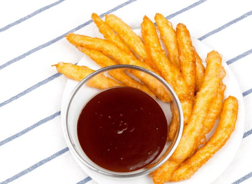 1. Этап. Чурросы с шоколадно-кофейным соусом: 5. Подавайте чурросы с шоколадным соусом. Приятного аппетита!