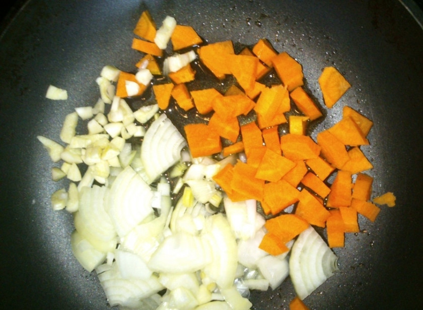 1. Этап. Суп из мидий и креветок: Раскалите на плите на сильном огне сковороду с толстым дном. Налейте в нее две столовые ложки оливкового масла. Пассеруйте лучок с морковкой на среднем огне до мягкости и золотистого оттенка.