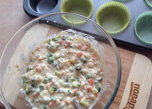 1. Этап. Овощные кексы: 8. Тщательно размешаем, чтобы овощи хорошо соединились с тестом. Если в овощах оказалось много жидкости, можно добавить немного муки. Тесто должно получиться довольно густым.