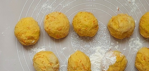 1. Этап. Морковные пироги с индейкой: Разделить тесто на кусочки примерно по 80г. Округлить.