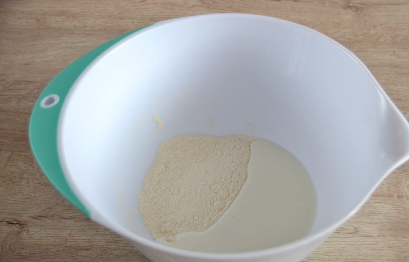 1. Этап. Батон на кефире: В емкость для замешивания теста всыпьте 1/3 часть муки, добавьте соль, сахар, влейте кефир.