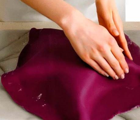 1. Этап. Торт Звезда: 4. Мастику можно сделать любого цвета. Ее необходимо тонко раскатать и аккуратно покрыть ее весь торт. Убрать складки, если такие есть и обрезать излишки мастики.