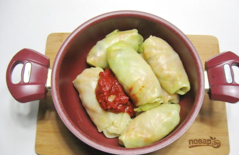 1. Этап. Постные голубцы с овощами: Добавьте томатную пасту.