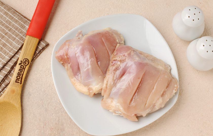 1. Этап. Куриные бёдра в сметанном соусе в духовке: Куриные бёдрышки промойте, обсушите, снимите кожу и сделайте глубокие продольные надрезы ножом.