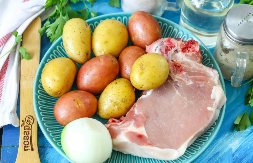 1. Этап. Жареха из свинины: Подготовьте указанные ингредиенты. Желательно приобрести свиную мякоть, но можно и срезать ее с других частей тушки.