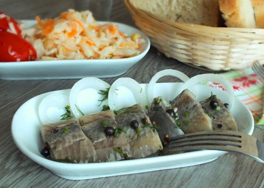 1. Этап. Пресервы из сельди: Готовую сельдь подавайте с луком и ароматным маслом. Приятного аппетита!