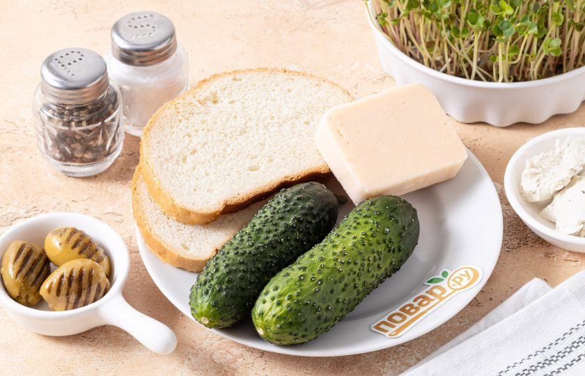 1. Этап. Канапе с огурцом и сыром: Подготовьте все ингредиенты.