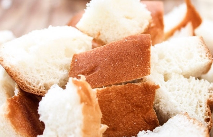 1. Этап. Хрустящие сухарики: 1. Нарежьте хлеб кубиками, желательно, чтобы хлеб был однодневный.