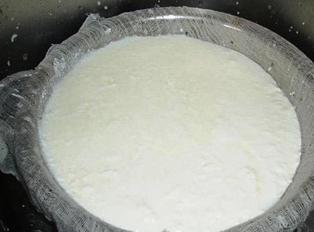 1. Этап. Домашний творог из кефира: Теперь нужно отделить творог от сыворотки. Застелите дуршлаг марлей и вылейте на нее содержимое кастрюли. Сыворотку можно пока убрать в холодильник – это побочный продукт, который можно будет потом использовать для приготовления других блюд. Марлю с творогом соберите узелком и подвесьте на некоторое время, пока из него не перестанет сочиться жидкость. Затем уберите творог в холодильник, остудите и используйте либо как ингредиент, либо как самостоятельное блюдо.