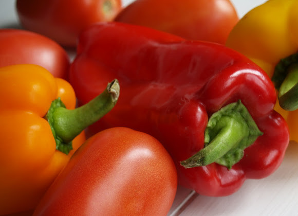 1. Этап. Рататуй: 2. Болгарский перец промойте, разрежьте вдоль наполовину. Выберите семечки. Помидор промойте и нарежьте тонкими кружочками.