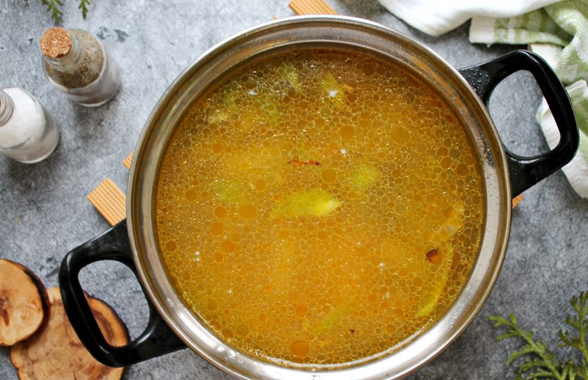 1. Этап. Сырный суп с курицей и болгарским перцем: Переложите все в кастрюлю, посолите и влейте воду. Варите все на среднем огне до готовности картофеля, примерно 15 минут.