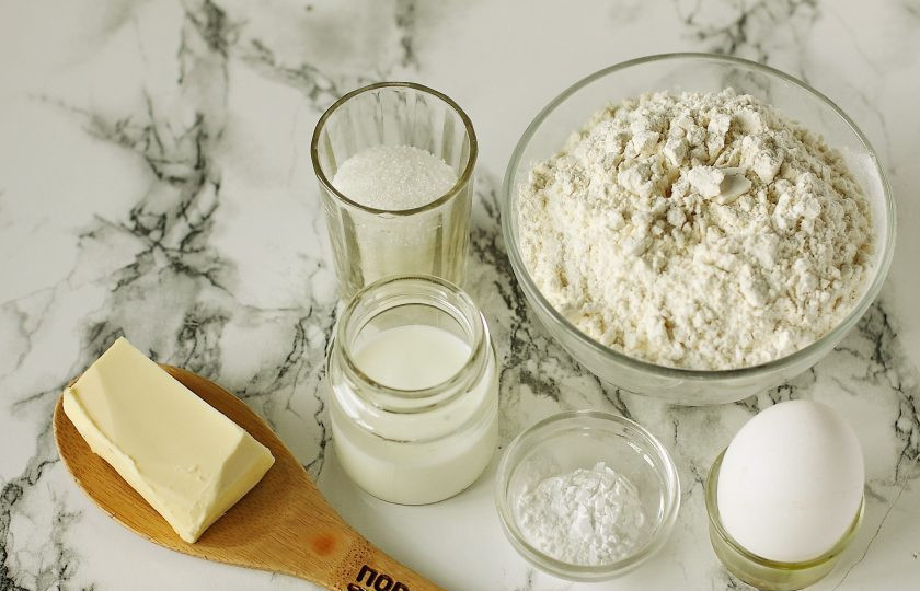 1. Этап. Печенье на молоке: Подготовьте все ингредиенты. Сливочное масло заранее достаньте из холодильника и размягчите при комнатной температуре.