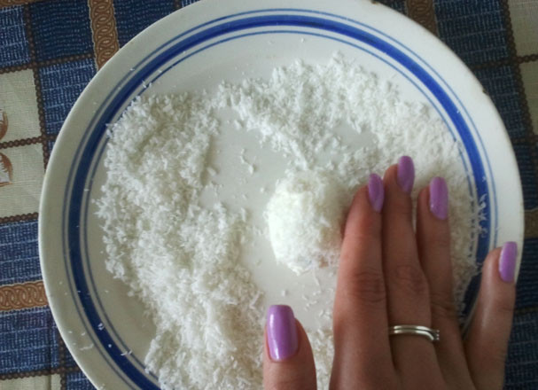 1. Этап. Рафаэлло из творога: 6. Отложенную половину стружки насыпьте в мисочку, обваляйте каждый шарик в кокосе со всех сторон. Вот так 