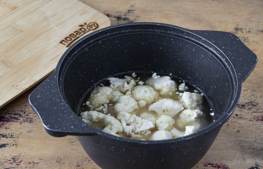 1. Этап. Цветная капуста для детей: Переложите цветную капусту в кастрюлю. Влейте горячий овощной бульон так, чтобы он немного покрывал капусту. Доведите до кипения и варите на среднем огне под крышкой, пока капуста не станет очень мягкой. Примерно 12-15 минут.