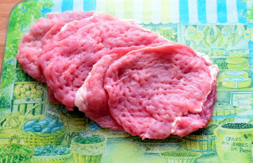 1. Этап. Свиные рулетики с яблоком: Свиную корейку нарежьте порционными кусками и отбейте. Удобно делать это в полиэтиленовом пакете. Посолите и поперчите по вкусу.