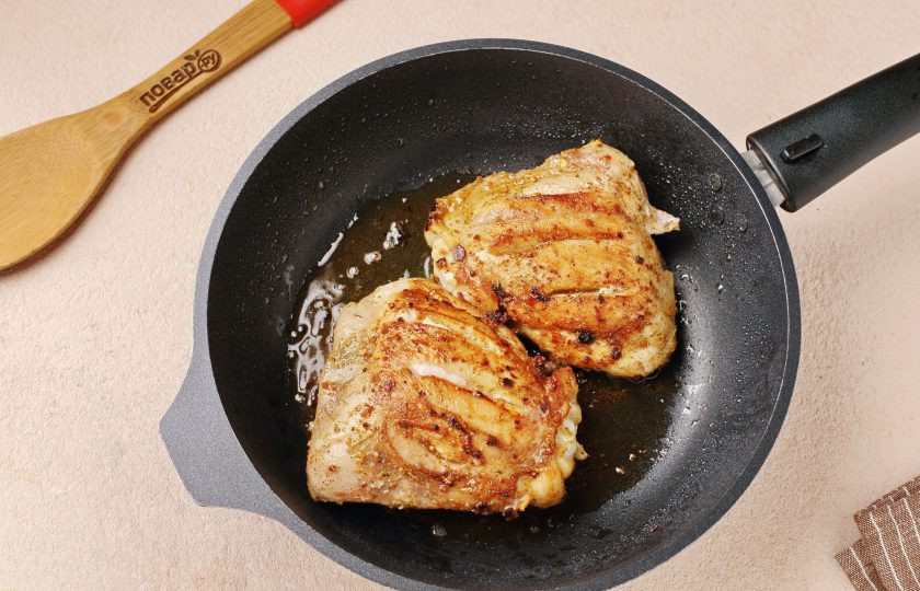 1. Этап. Куриные бёдра в сметанном соусе в духовке: Переложите лук пока на тарелку, а в этом же масле обжарьте на сильном огне с двух сторон бёдра, до появления румяной корочки.