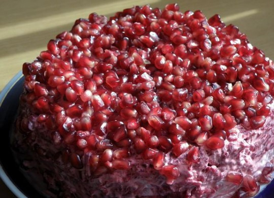 1. Этап. Салат с говядиной и гранатом: Верх салата украшаем зернами граната.