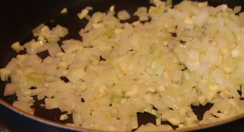 1. Этап. Фарш со сметаной: Обжариваем лук и чеснок в масле на сковороде.